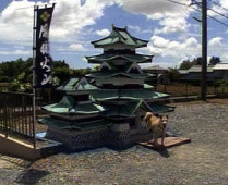 Японец соорудил для любимой собаки будку, являющуюся точной копией старинного замка Мацумото