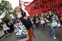 Около 100 тысяч человек из 30 стран приняли участие в марше протеста в брюсселе против уменьшения пенсий, стипендий, зарплат