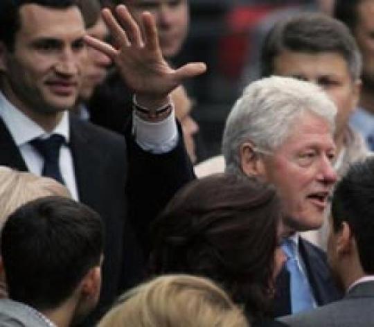 Выступая в центре Киева, Билл Клинтон призвал украинцев пройти тест на ВИЧ/СПИД
