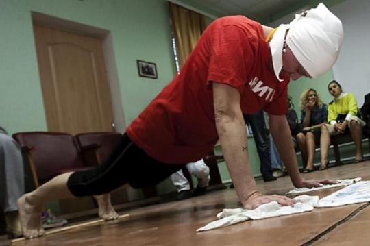 52-летняя жительница Запорожья Анита Сычева установила рекорд, отжавшись от пола полторы тысячи(!) раз