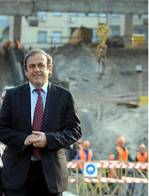 Мишель платини: «если стадион в киеве не будет построен, то права принять евро-2012 лишатся и другие украинские города»