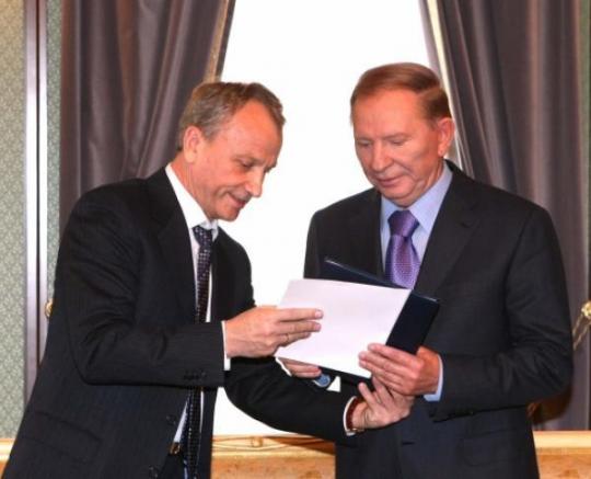 Экс-президент Леонид Кучма награжден за его инженерно-конструкторское прошлое