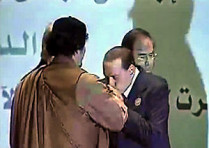Премьер-министр сильвио берлускони&#133; Поцеловал руку муамару каддафи