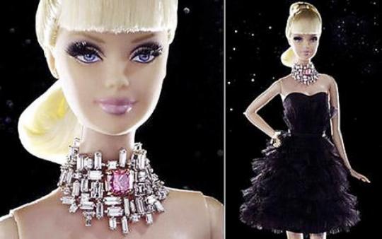 На аукционе по продаже ювелирных изделий ушла с молотка&#133; Кукла барби, на шее которой было бриллиантовое ожерелье