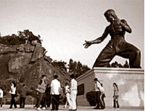 Брюс Ли статуя