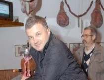 Популярный телеведущий Юрий Горбунов задержался в «испанском баре», где подвешены окорока, сделанные из старых&#133; порножурналов