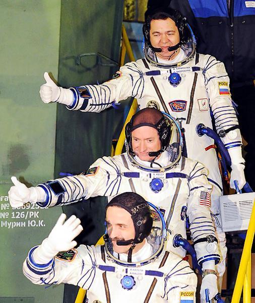 Вчера на международную космическую станцию отправились три космонавта, в том числе Олег Скрипочка, чьи школьные годы прошли в Запорожье