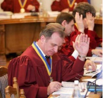 Уйдя в отставку до 1 января 2011 года, судьи могут получить до 300 тысяч гривен выходного пособия