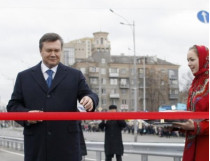 В Киеве президент Виктор Янукович торжественно открыл движение по новой эстакаде на Московской площади