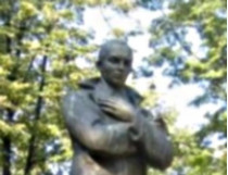 Треснул первый в Украине памятник Степану Бандере