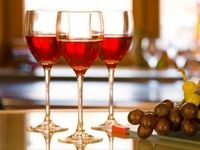 «Для бутылки вина стоимостью десять евро требуется десять килограммов винограда, а для той, что стоит 100 евро,&nbsp;— 70(!) килограммов ягод»