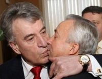 На первой сессии Донецкого горсовета счастливый мэр целовался со строгим прокурором