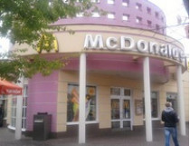 Хулиганы, бросившие дымовую шашку в винницкий «МакДональдс», заявили, что таким образом боролись с вредной для здоровья «быстрой едой»