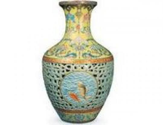 Китайская ваза XVIII века династии Цин ушла с молотка по рекордной цене