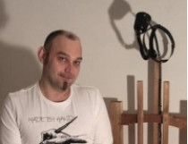 Русский художник Олег Мавроматти выжил на электрическом стуле во время он-лайн голосования в Интернете