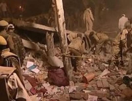 В Нью-Дели обрушился 5-этажный дом: почти 60 погибших