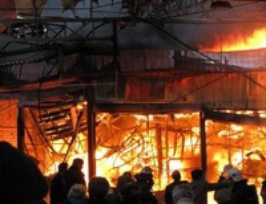 В Киеве горят ангары завода латексных изделий