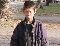 С двадцатью гривнями в кармане и в резиновых шлепанцах, надетых на рваные носк, 13-летний мальчишка отправился на поиски отца