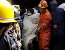 Китайских горняков поднимали из затопленной шахты&#133; голыми 