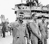 17 апреля 1970 года экипаж американских астронавтов «аполлона-13», в результате аварии едва не улетевшего в глубины космоса, успешно вернулся на землю