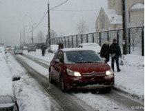 Сегодня в России из-за снегопадов произошли десятки аварий, образовались гигантские пробки на дорогах 