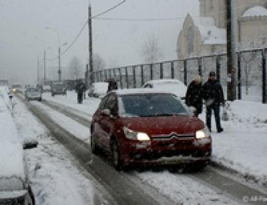 Сегодня в России из-за снегопадов произошли десятки аварий, образовались гигантские пробки на дорогах 