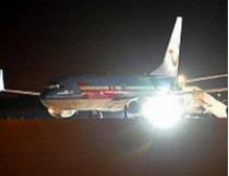В Британии Boeing-737 во время приземления не успел затормозить и выехал за пределы взлетно-посадочной полосы