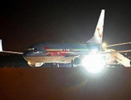 В Британии Boeing-737 во время приземления не успел затормозить и выехал за пределы взлетно-посадочной полосы