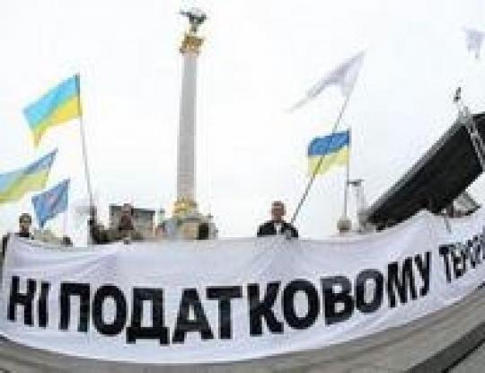 Несколько сотен предпринимателей пытаются под прикрытием народных депутатов установить сцену на Майдане