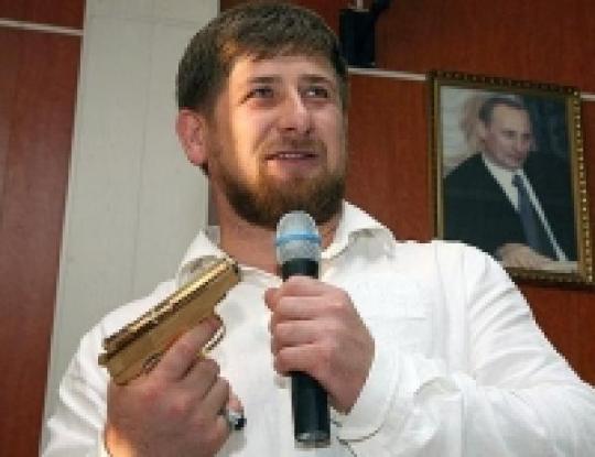 Кадыров в Киеве ел вареники, танцевал лезгинку с боксером в ринге и призывал украинских бизнесменов вкладывать деньги в чеченские лыжные курорты 