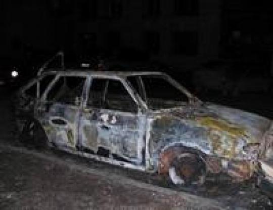 В Киеве неизвестные за несколько часов сожгли шесть автомобилей