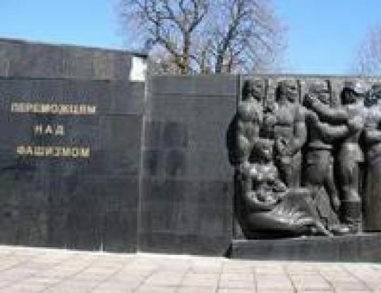 Во Львове снова осквернен Монумент Славы