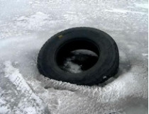 На Житомирщине грузовик провалился под лед: один человек погиб, троих ищут