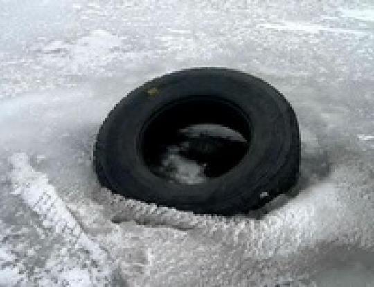 На Житомирщине грузовик провалился под лед: один человек погиб, троих ищут