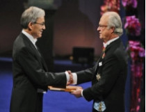 Король Швеции Карл сегодня раздал Нобелевские премии во всех номинациях