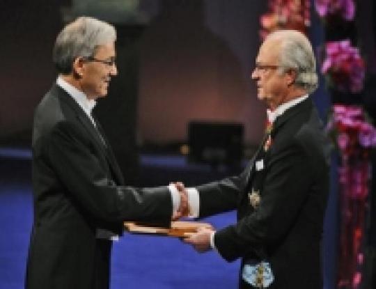 Король Швеции Карл сегодня раздал Нобелевские премии во всех номинациях