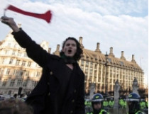 Во время студенческих беспорядков в Лондоне памятник ветеранам осквернял сын гитариста Pink Floyd Чарли Гилмор? 