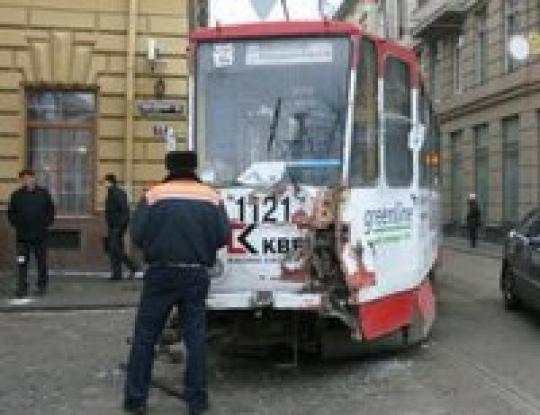 Во Львове в столкновении трамвая и маршрутки травмированы шесть человек