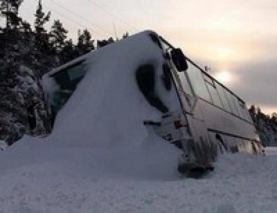 На Волыни пожарные пришли на помощь тяжело больной пассажирке застрявшего в снегу рейсового автобуса