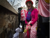 Активистки FEMEN «отлили» стоя в приклеенные наспех у стен Кабмина писсуары 