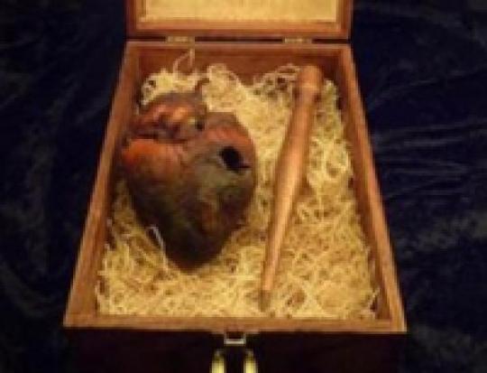 На аукционе eBay выставлено на продажу пробитое колом и мумифицированное сердце вампира