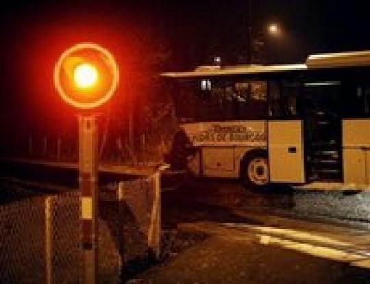 Во Франции поезд врезался в автобус с дерущимися подростками