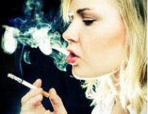 курящая женщина