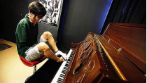 23-летний безрукий пианист, который играет пальцами ног, стал победителем шоу «У Китая есть талант»