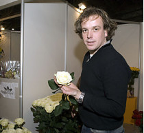 «на оформление свадьбы нидерландского принца александра понадобилось 50 тысяч цветов. Их доставили три грузовика! »