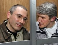 Ходорковский слушает приговор сидя и с улыбкой