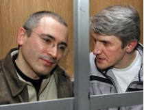 Ходорковский слушает приговор сидя и с улыбкой