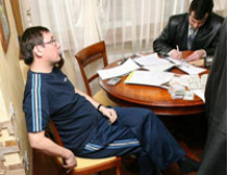 Луценко сидит в трехместной камере Лукьяновской тюрьмы, где собралась идеальная компания: быший милиционер, бывший прокурор, бывший министр 