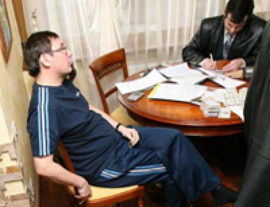 Луценко сидит в трехместной камере Лукьяновской тюрьмы, где собралась идеальная компания: быший милиционер, бывший прокурор, бывший министр 