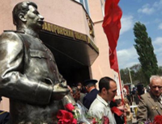 В Запорожье снесли голову скандально установленному местными коммунистами памятнику Сталину